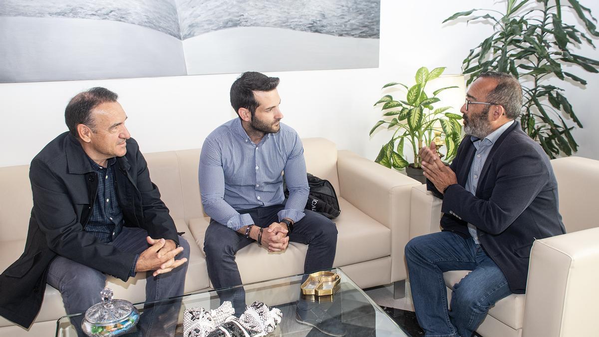 Miguel Ángel Morales, Diputación Provincial de Cáceres en la reunión con el empresario Pablo Cervigón.