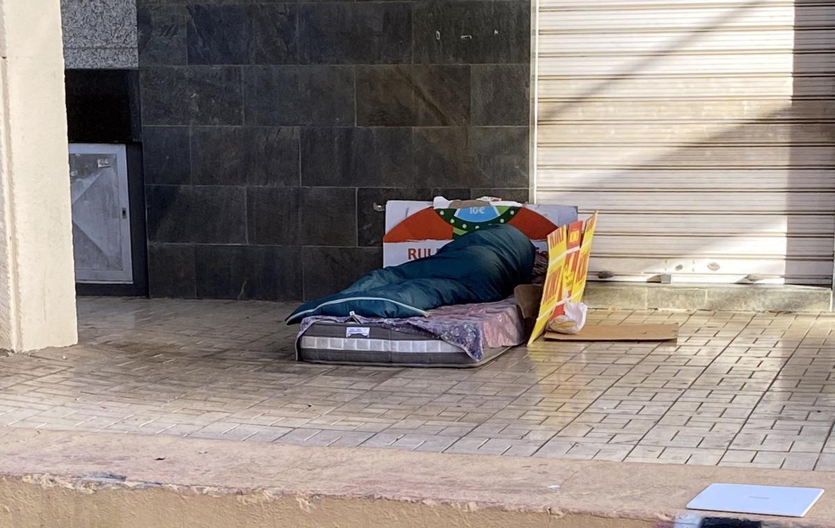 Los vecinos critican que, sin servicios públicos, muchos indigentes hacen sus necesidades en soportales y portales del barrio.