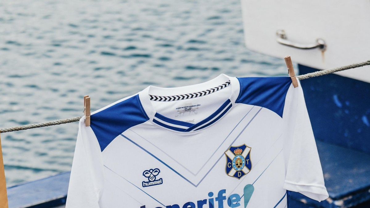Camiseta de la primera equipación del CD Tenerife para la temporada 25/26.