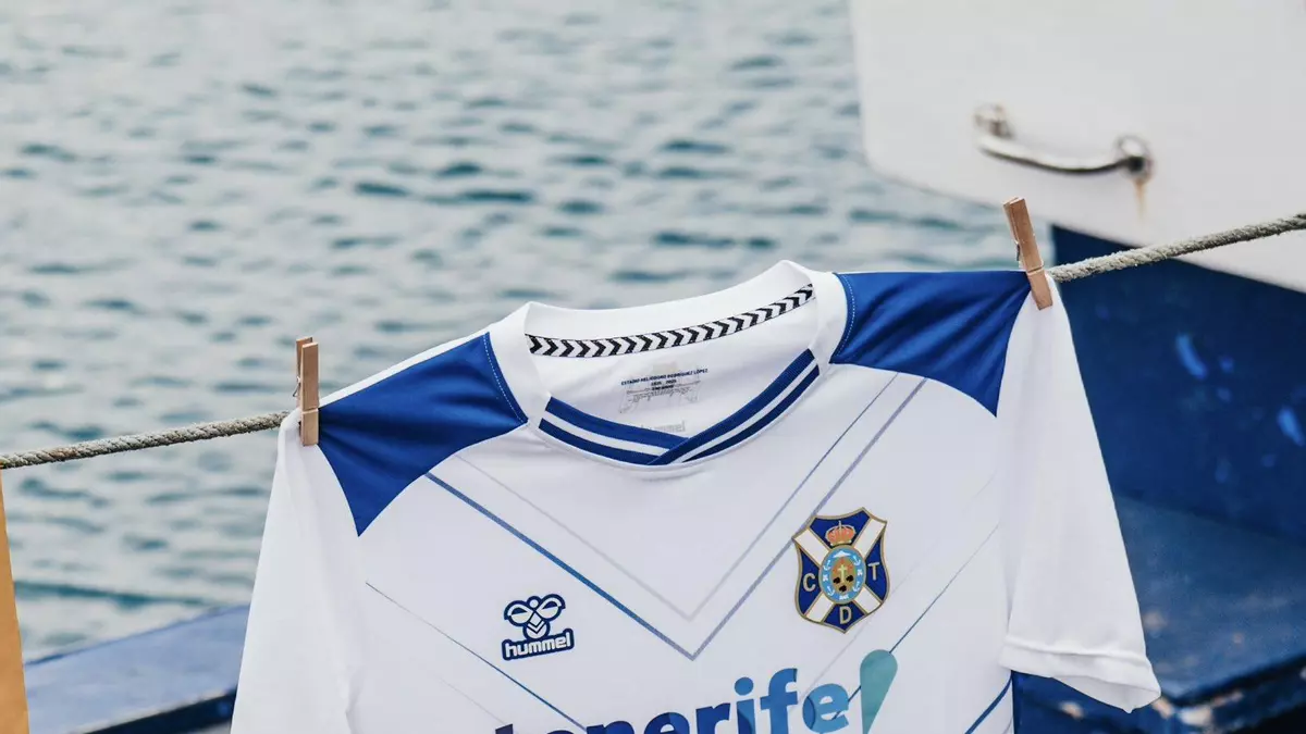La camiseta que llevará Ayoze Pérez en la Champions, más barata que la del CD Tenerife