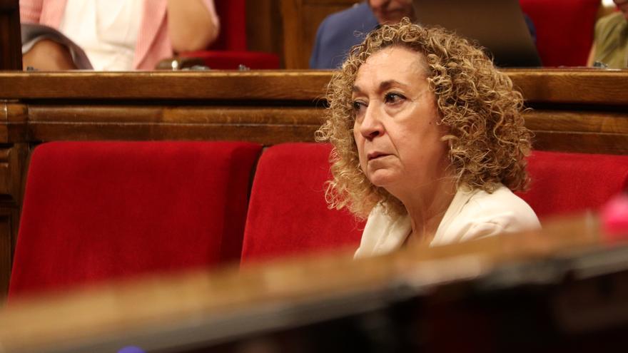 La consellera de Territori, Ester Capella, asseguda a l'hemicicle del Parlament.