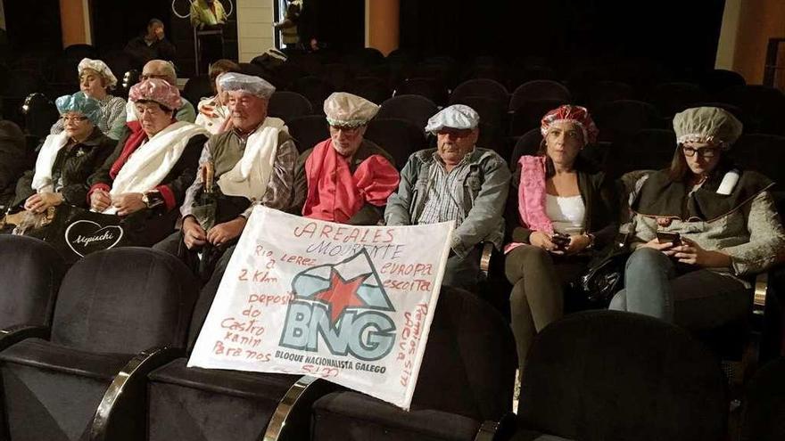 Gorros de ducha para reclamar la traída de agua en Os Areás  |  &quot;Venimos al Concello a ducharnos, porque en nuestras casas no hay agua&quot;. Así se manifestaban en el pleno de ayer varios vecinos de Os Areás (Mourente), tocados con gorros de ducha, que reivindican la instalación de suministro municipal de agua en sus hogares, que disponen de pozos, pero con escasa agua tras la sequía. Una de sus portavoces, Alexia Sánchez, explicaba que en febrero pasado solicitaron al Concello esa instalación y que meses después hubo una reunión en el barrio &quot;a la que no nos convocaron&quot;. En esa cita se presentó un proyecto de abastecimiento &quot;para unas casas pero no para las nuestras&quot; por una falta de presión, según el Concello.