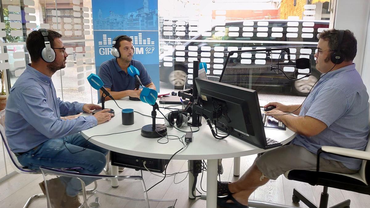 L'alcalde, Lluc Salellas, durant una entrevista a Girona FM