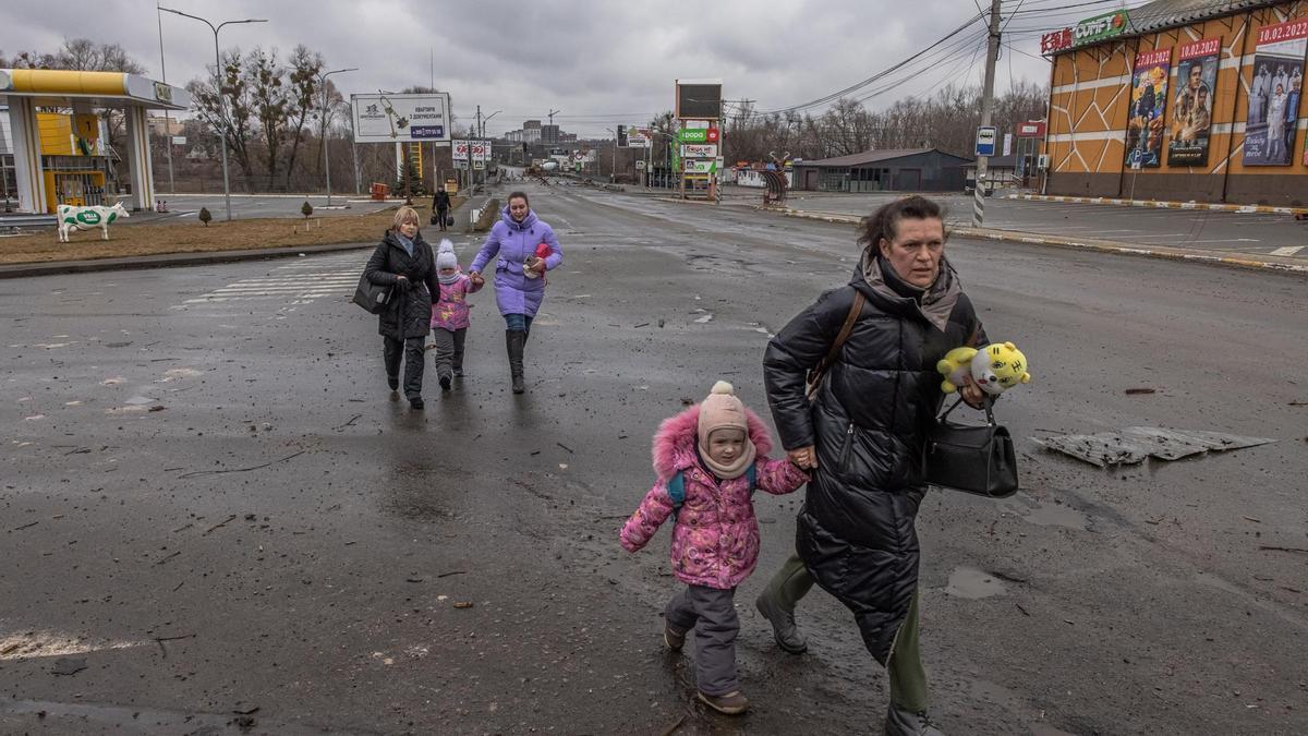 Mujeres y niños huyen de las ciudades de Bucha e Irpin.