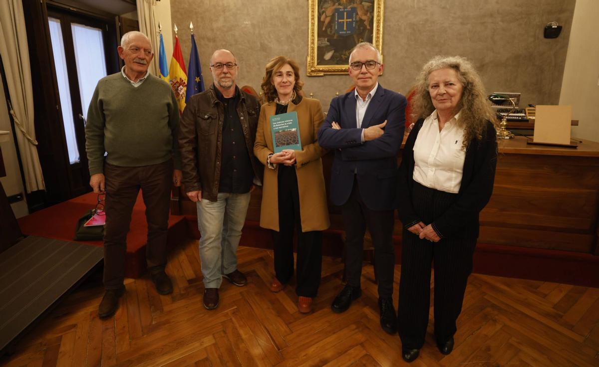 Por la izquierda, Ramón Rodríguez –director del Ridea–, Rubén Vega, Irene Díaz, Anton García –director general de Acción Cultural– y Carmen García –profesora de Historia Contemporánea de la Universidad de Oviedo–.