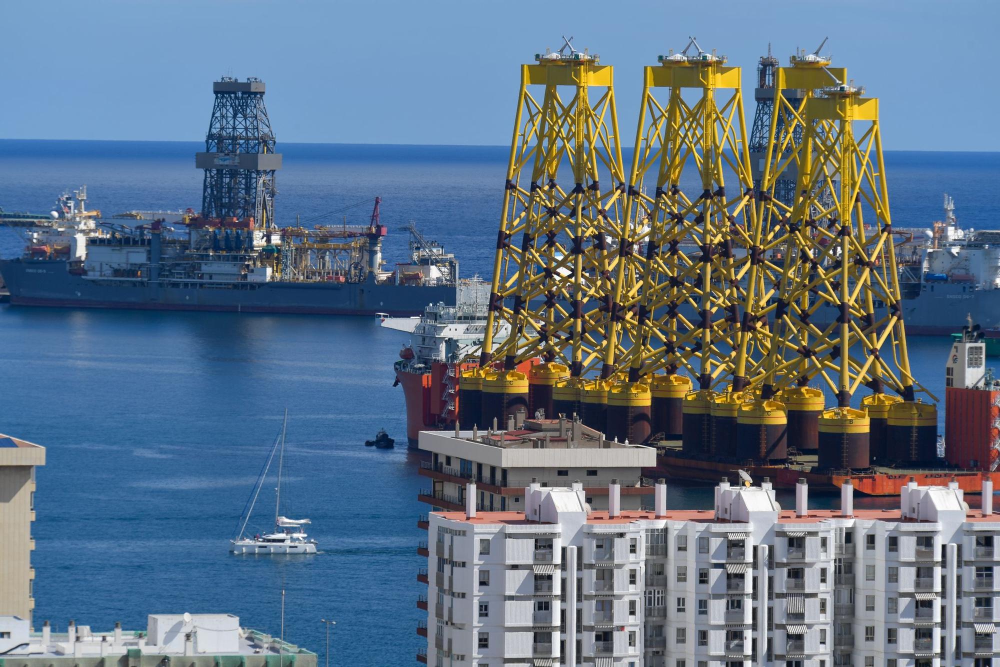 El buque Fan Zhou 10 recala en el Puerto de Las Palmas con estructuras para aerogeneradores