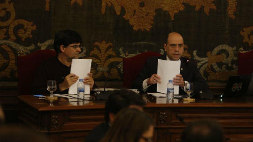 Pavón y Echávarri esta mañana en el pleno de presupuestos