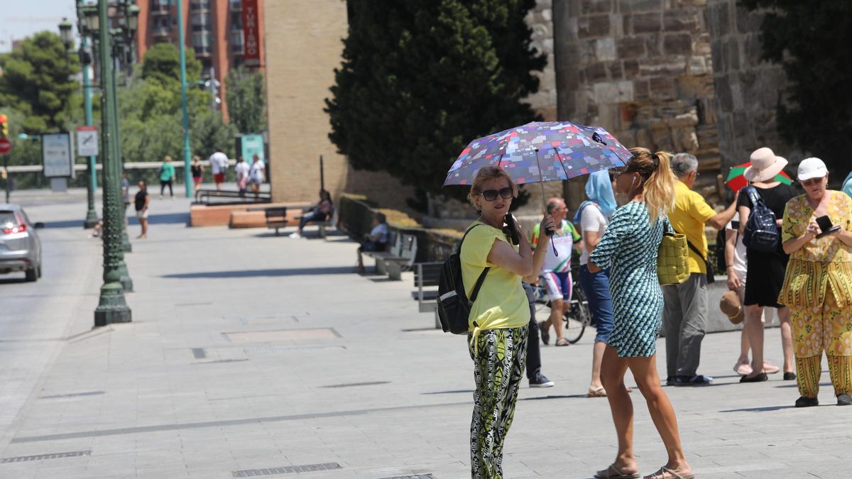 Turistas en las Murallas romanas.