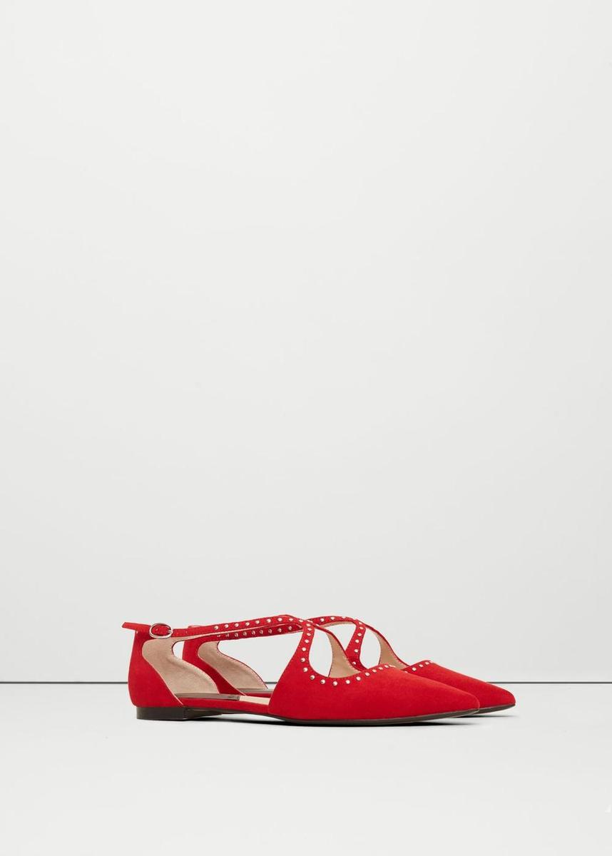 Los zapatos rojos del otoño: zapato plano con tachuelas