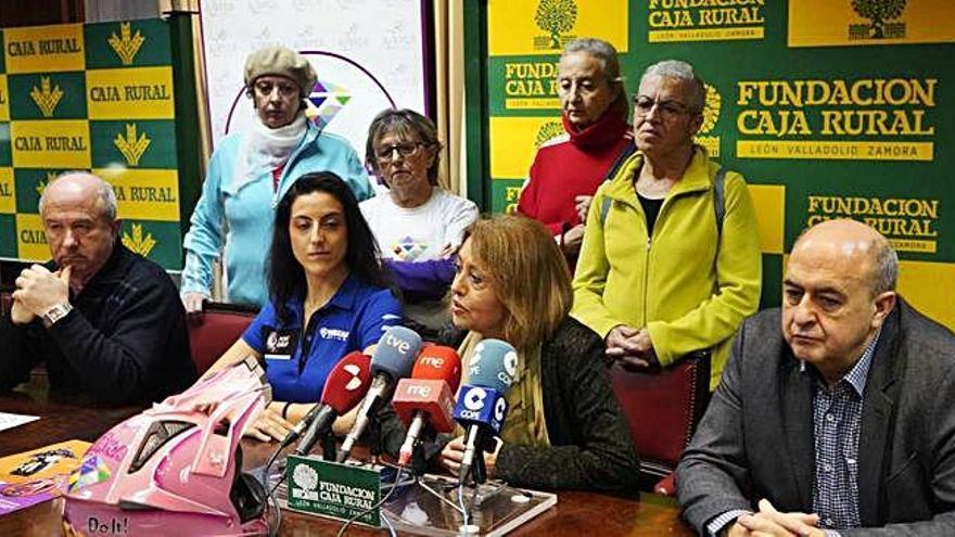 Sara García, junto a miembros de la asociación Azayca, ayer en Caja Rural.