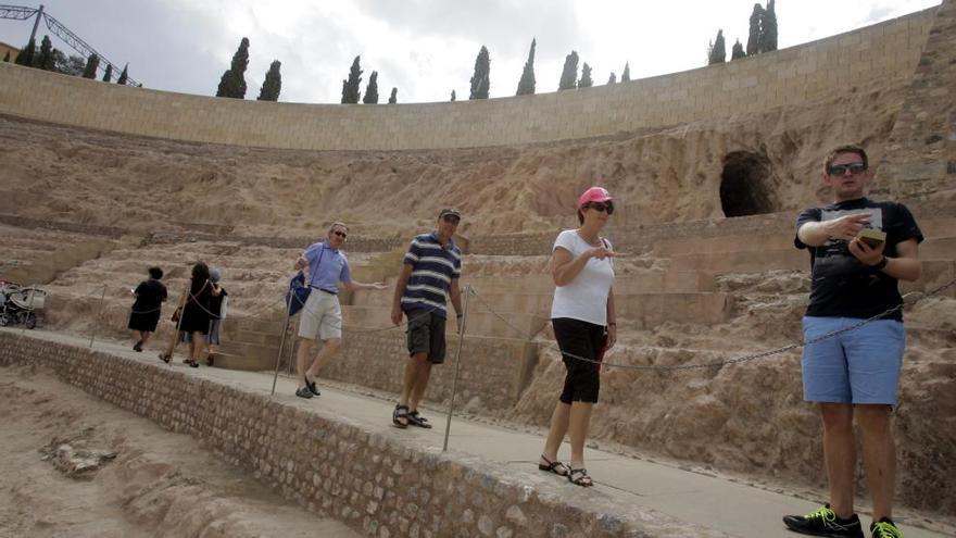 Un grupo de visitantes recorre las instalaciones del Teatro Romano