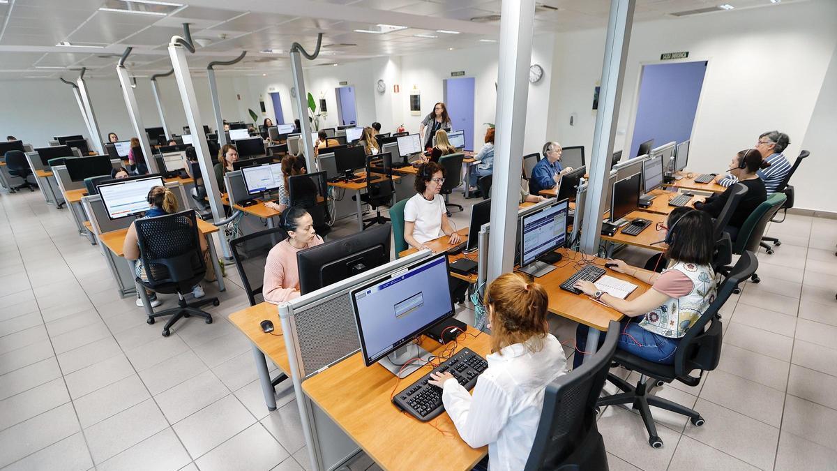 Foto de archivo del personal laboral en una Administración pública.