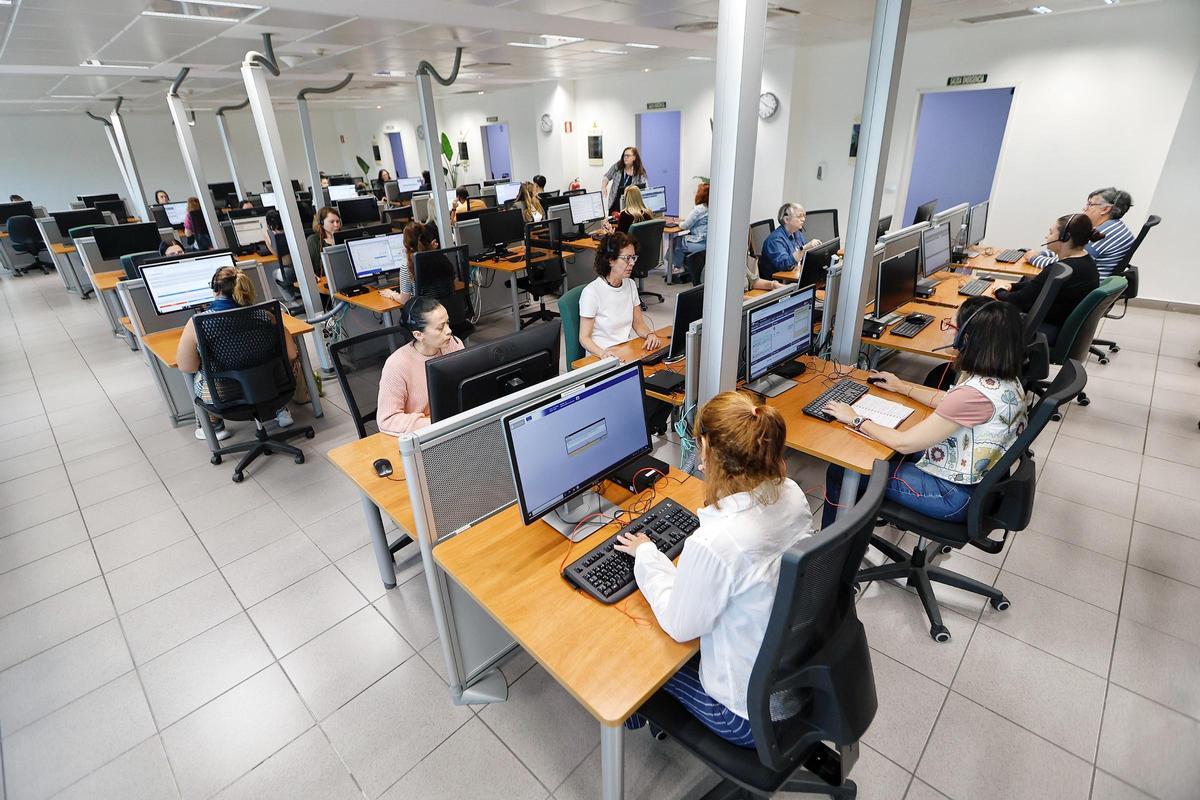 Foto de archivo del personal laboral en una Administración pública de Canarias.