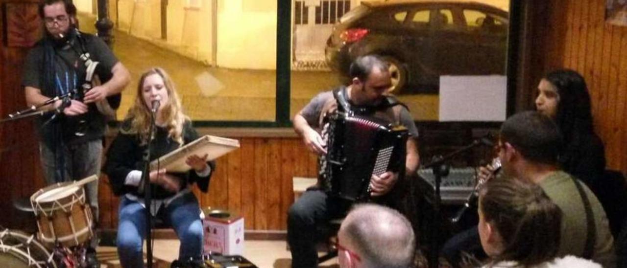 Los cuatro integrantes del grupo de folk gallego-portugués Nai actuando en O Bodegón de A Estrada.