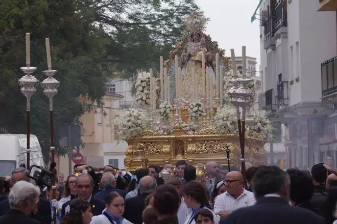 La amenaza de lluvia acorta la procesión de la Virgen del Rosario por El Palo