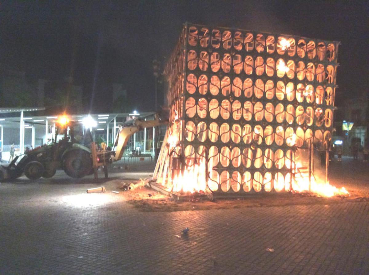 Una màquina enderroca el monument.