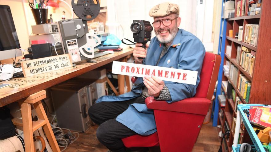 Fernando Pujalte con una butaca del cine Colón