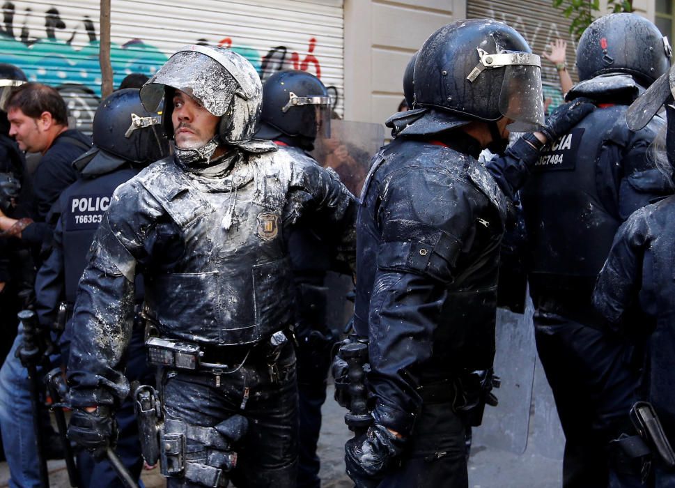Nous aldarulls entre manifestants i policies a Gràcia