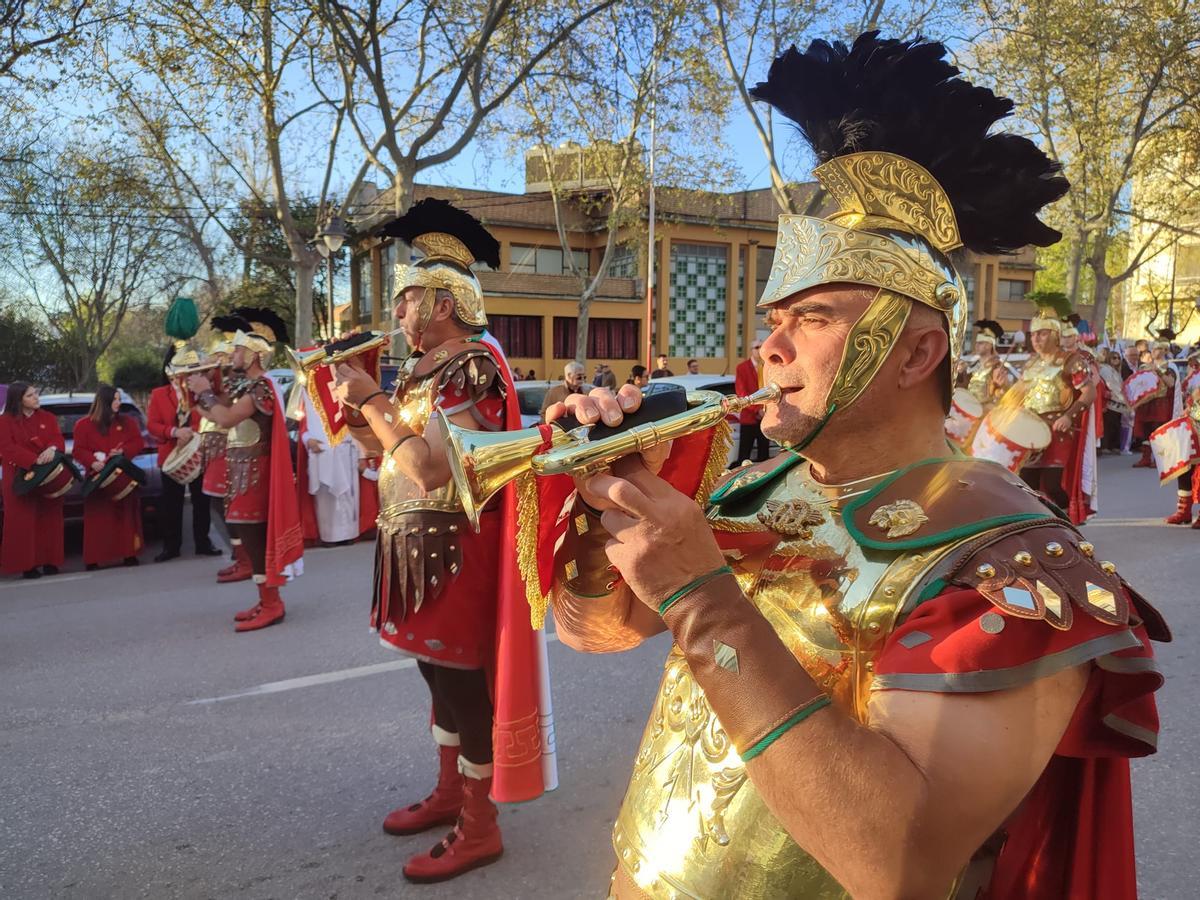 Los romanos negros interpretan una marcha durante el desfile previo al miserere.