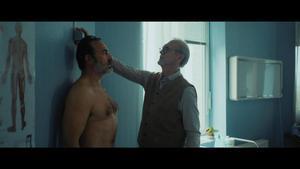 Una escena de El hombre menguante.