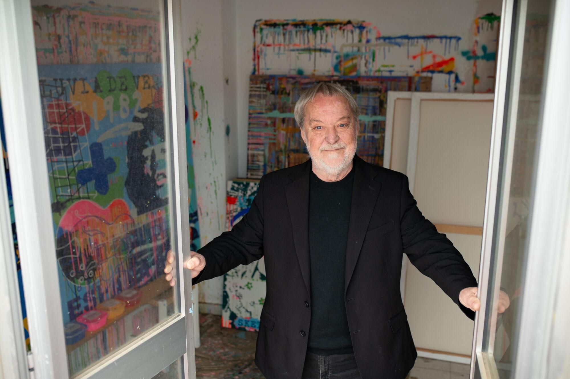 Manolo Cuervo, pintor y cartelista, posa en su taller durante la entrevista concedida a El Correo de Andalucía