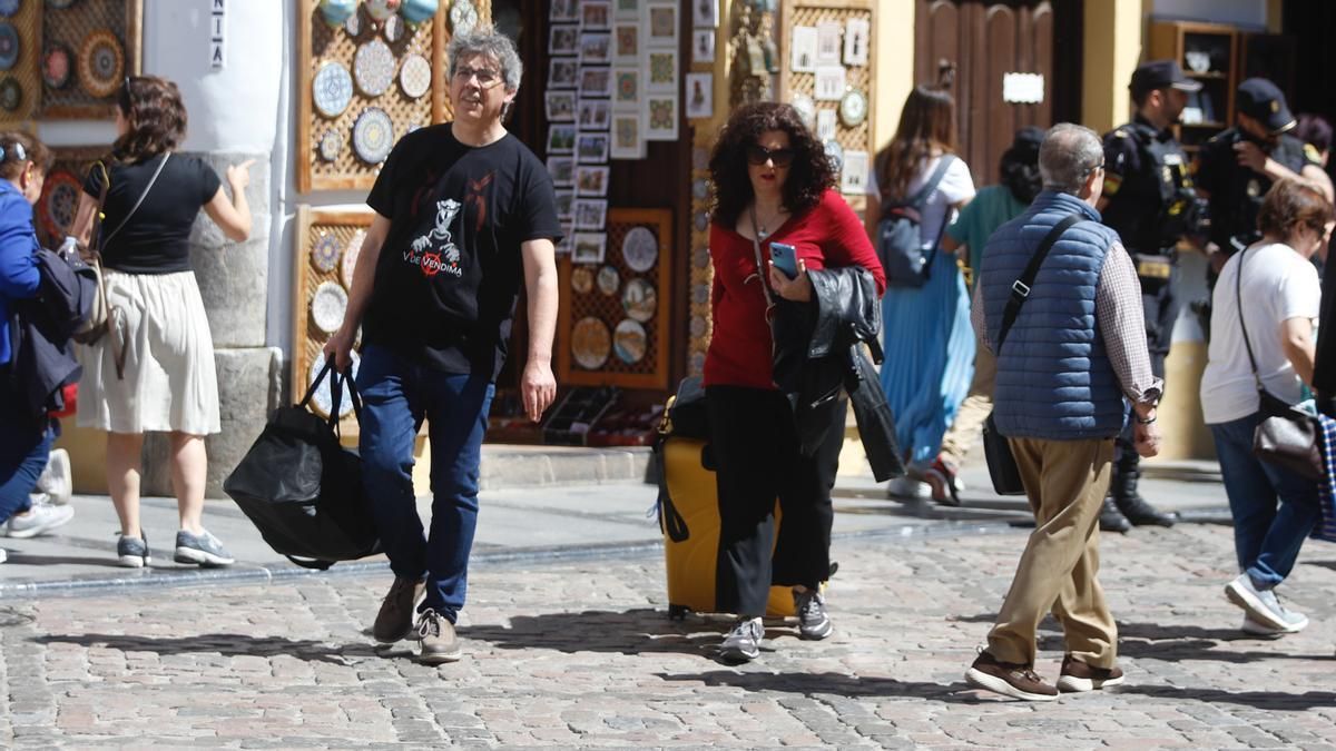 Turistas paseando junto a la Mezquita-Catedral.