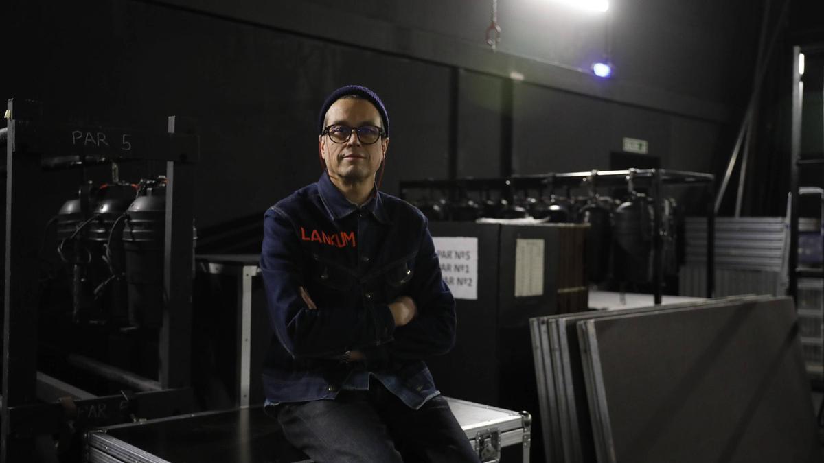 José Luis García Aguado, ayer, en las bambalinas del teatro Jovellanos.