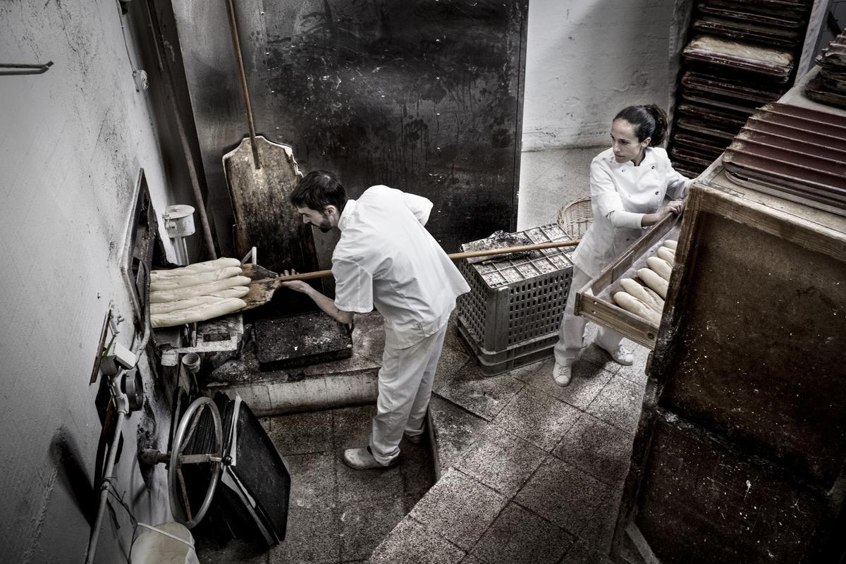 La trastienda del Forn Sarret, que conserva su horno rotatorio de piedra.