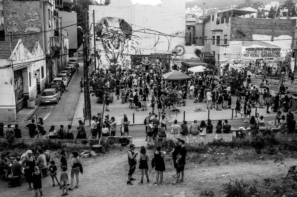 El solar conocido como plaza de La Pastora, en la calle Farigola, durante la celebración de The Otherside Aplec