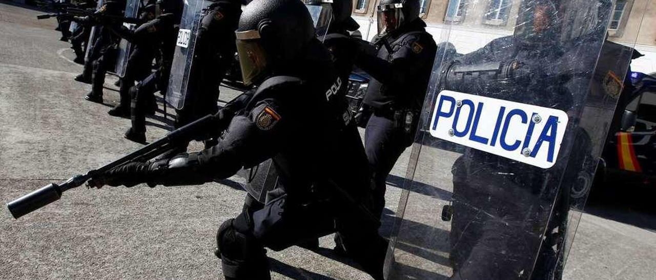 Los agentes de la IX Unidad de Intervención, durante un ejercicio en el cuartel de Buenavista.