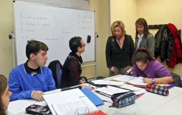 Fotogalería: Visita de Dolores Serrat al taller de profesional de Disminuidos Físicos de Aragón