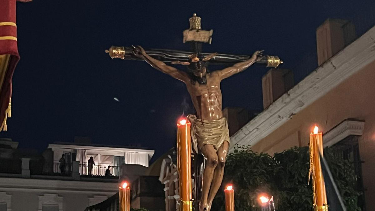Vídeo | El Cristo de Burgos avanza por García Tassara acompañado por la Capilla Musical "Ars Sacra" en dirección a la Carrera Oficial