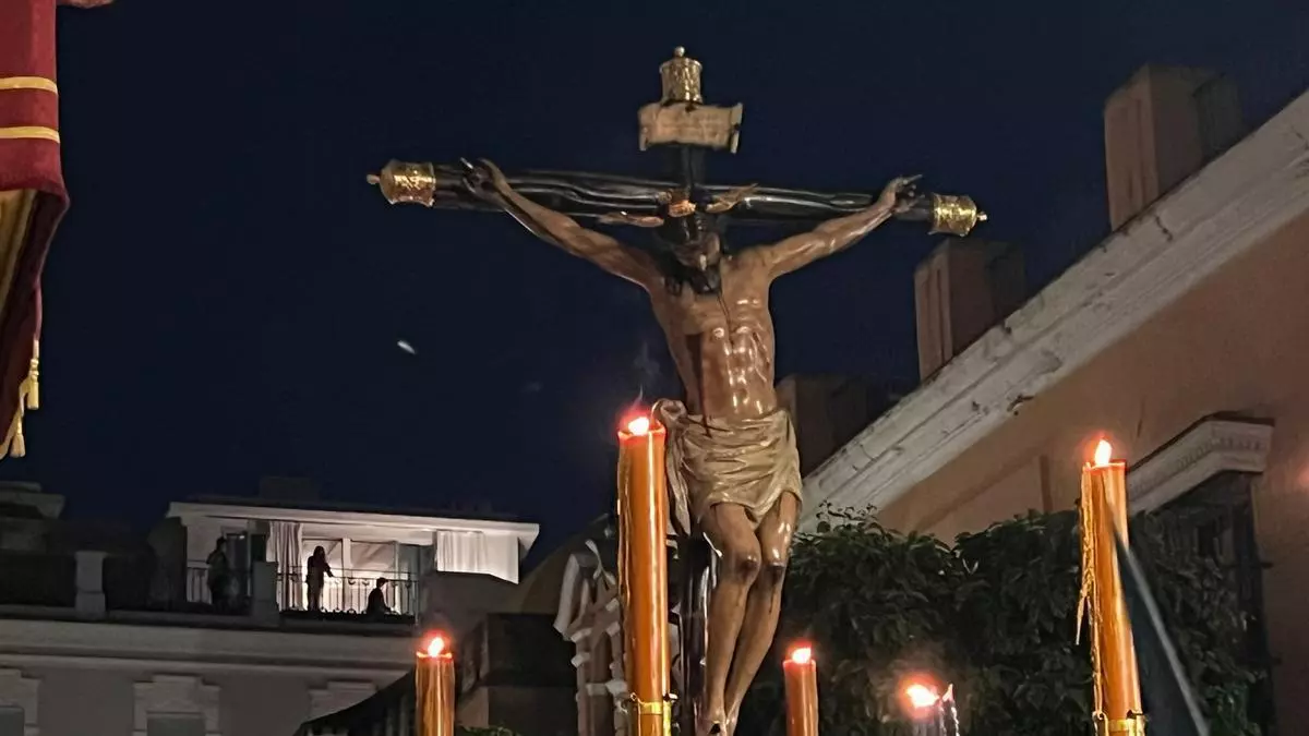 Vídeo | El Cristo de Burgos avanza por García Tassara acompañado por la Capilla Musical "Ars Sacra" en dirección a la Carrera Oficial