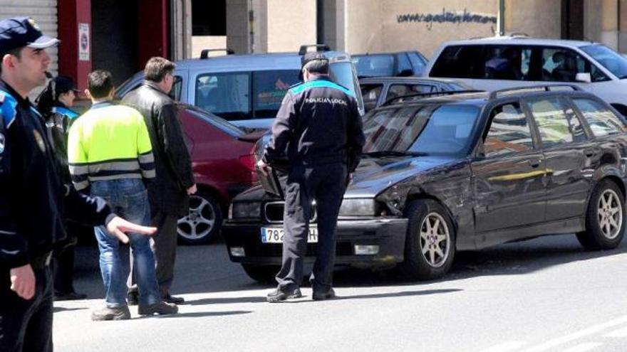 Uno de los vehículos implicados en las colisiones de ayer en la calle Ponte de Lalín.  // Bernabé/Javier Lalín