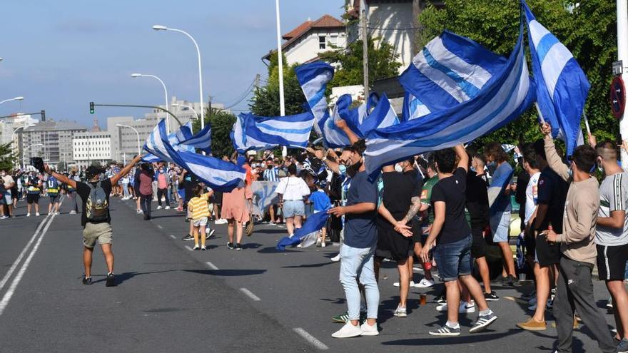 Aficionado del Dépor, esta tarde, recibiendo al equipo // Víctor Echave