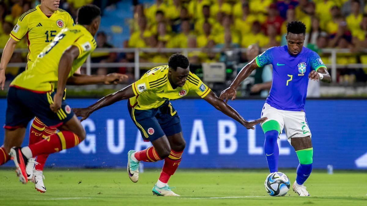 Vinicius Jr. cayó lesionado en el Colombia Brasil.