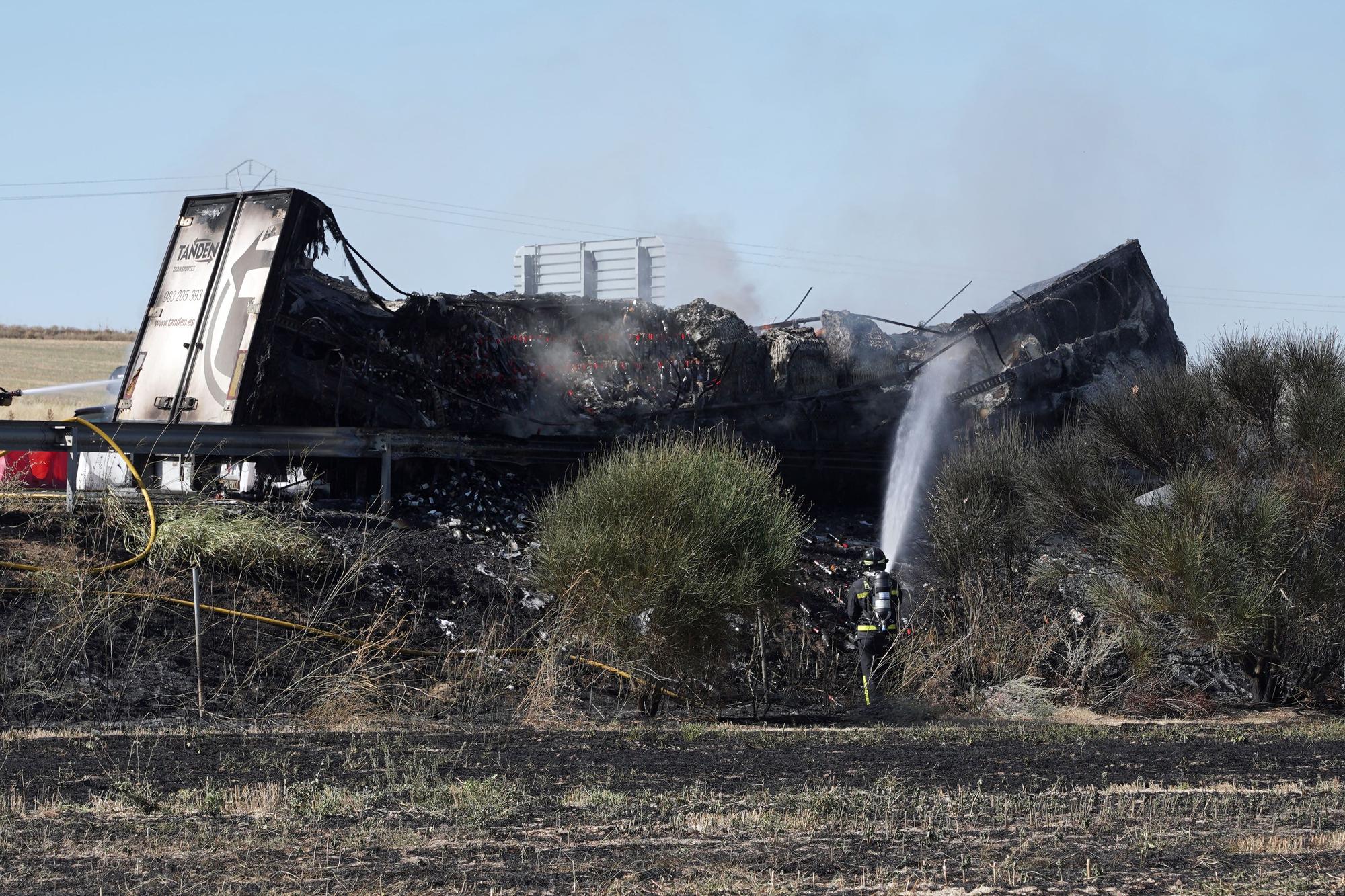 Galería | El incendio de un camión causa cuatro kilómetros de retenciones en la A-62, en Villamarciel (Valladolid)