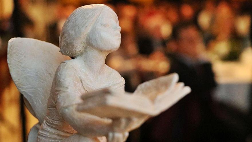 Escultura que es lliura als guardonats en els Premis Fundació Bromera al Foment de la Lectura. | FBFL