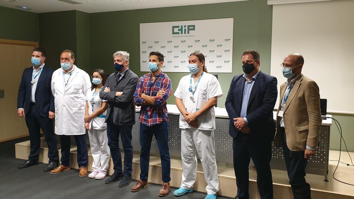 El equipo médico del Hospital CHIP que está llevando a cabo las operaciones de ptosis junto a directivos del centro clínico malagueño