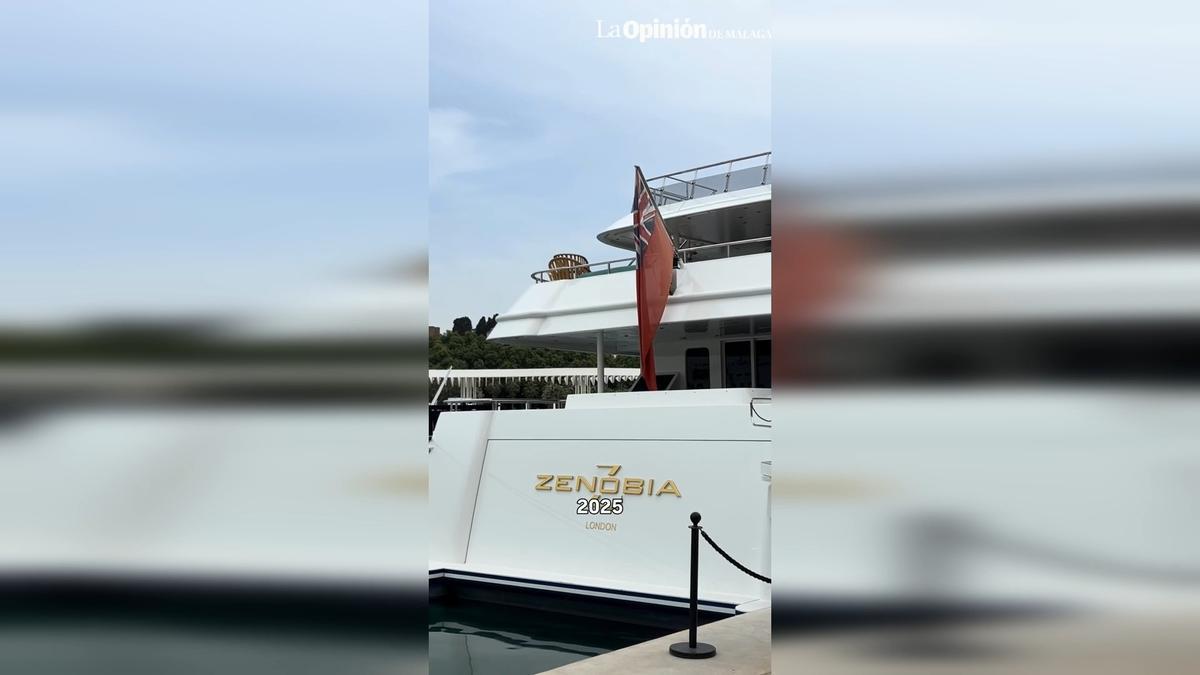 Dos yates de lujo llegan al Puerto de Málaga