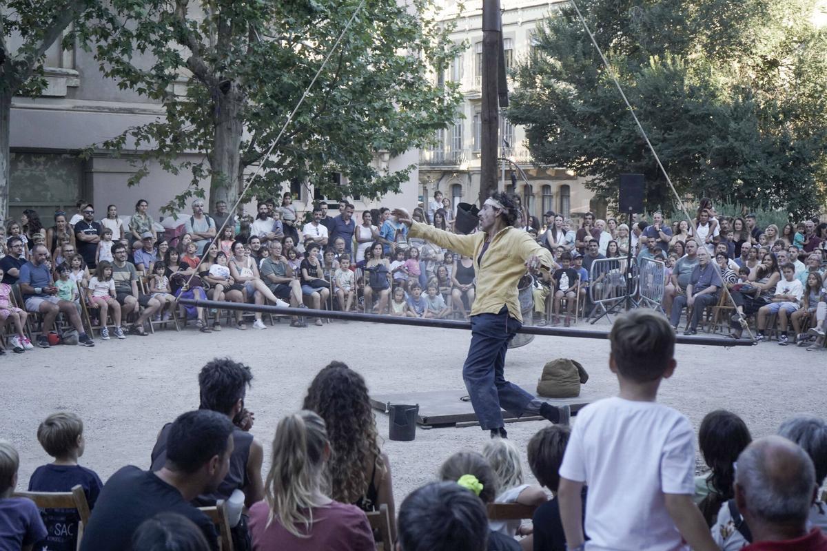 L'espectacle "Mira't" als Jardins del Casino de Manresa L'espectacle "Mira't" als Jardins del Casino de Manresa