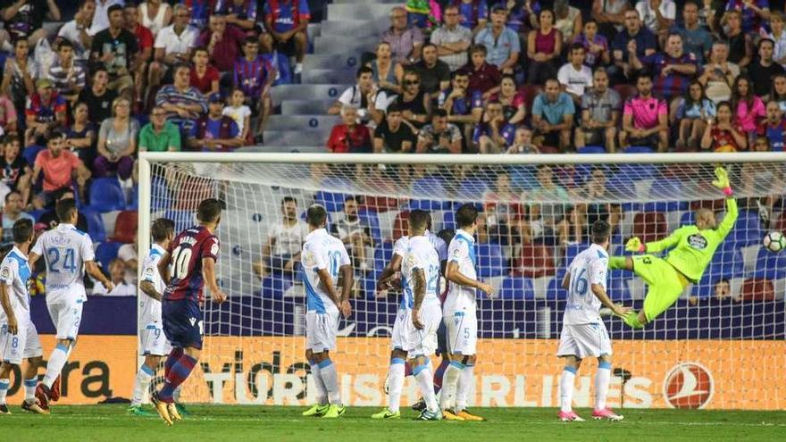 Rubén, a la derecha, se estira pero no alcanza el balón lanzado por Bardhi en el primer gol del Levante.