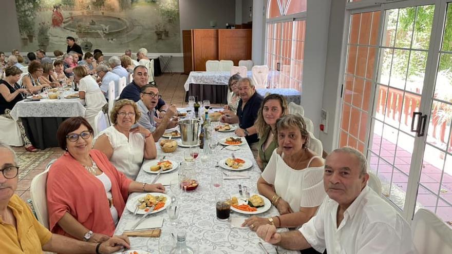 Almoines celebra el Dia de Sant Jaume con las personas mayores del pueblo