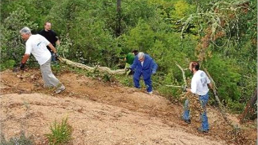 Imatge d&#039;arxiu d&#039;una de les neteges voluntàries de boscos a Lloret de Mar.