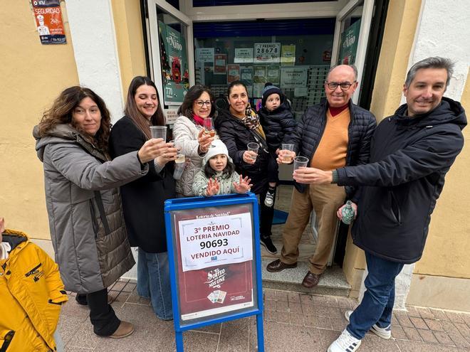 El tercer premio del Sorteo Extraordinario de Navidad en Córdoba y Montilla, en imágenes