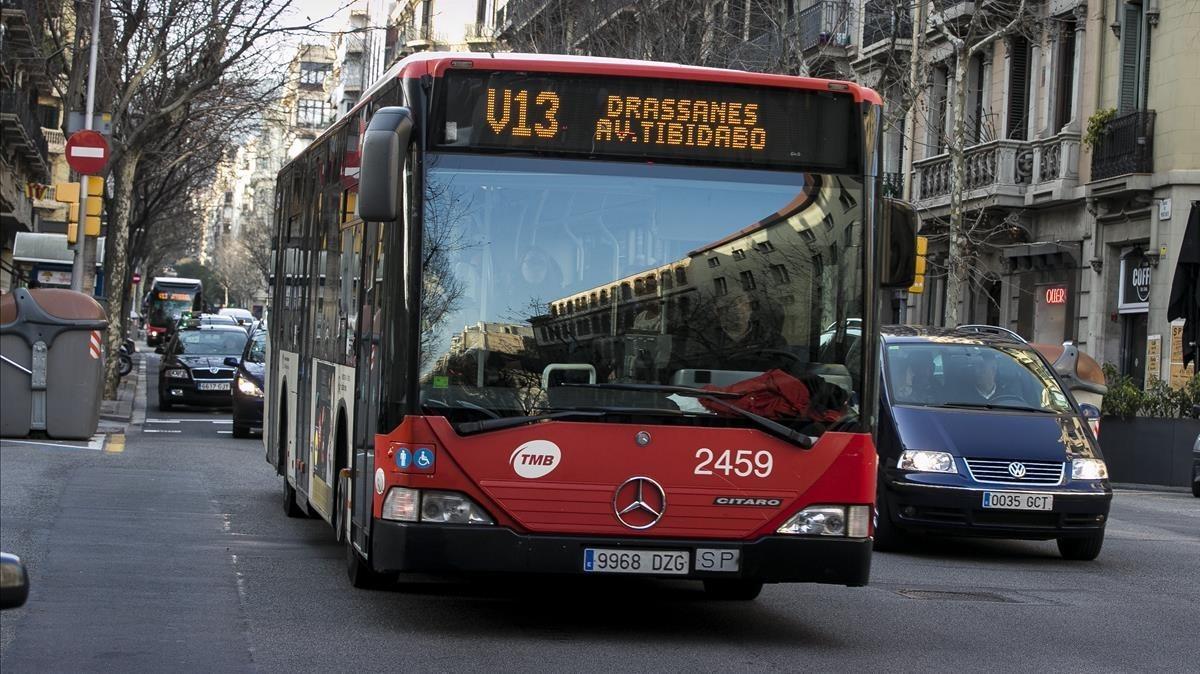 Un bus de la red ortogonal de Barcelona.