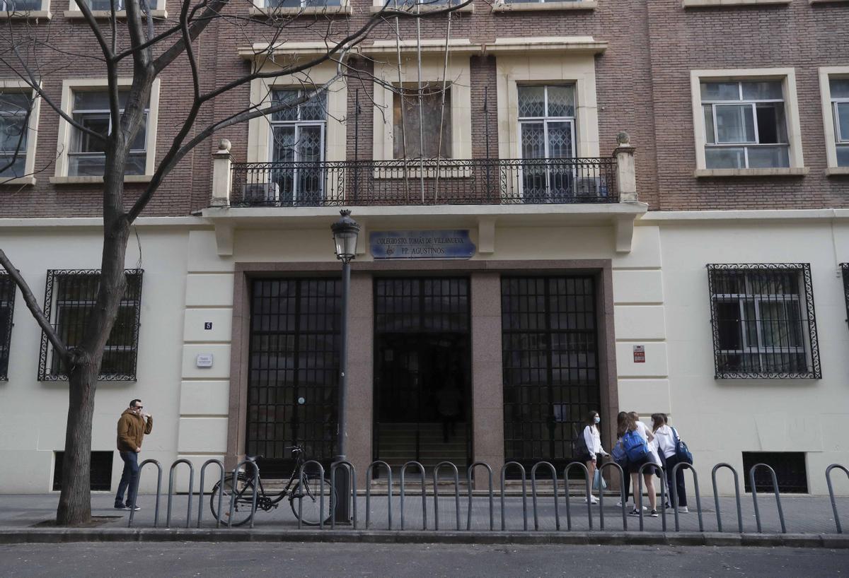 Valencia . Fachada edificio del colegio Agustinos Santo Tomas de Villanueva . Calle Albacete