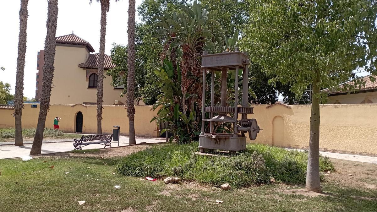 La prensa hidráulica, en la zona ajardinada junto al antiguo Matadero, esta semana.