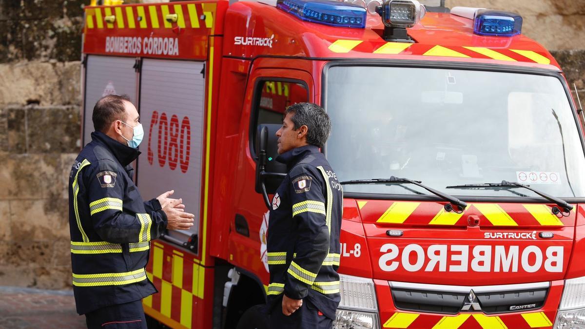 Bomberos de Córdoba durante la presentación de los nuevos vehículos de trabajo.