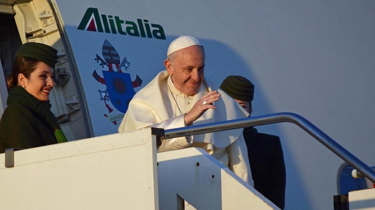 El papa Francisco parte en avión desde el aeropuerto de Fiumicino en Roma hacia Chile y Perú.